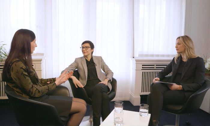 Simone Stebler与瑞银总法律顾问Maria Leistner和她的学员就支持下一代领导者进行对话